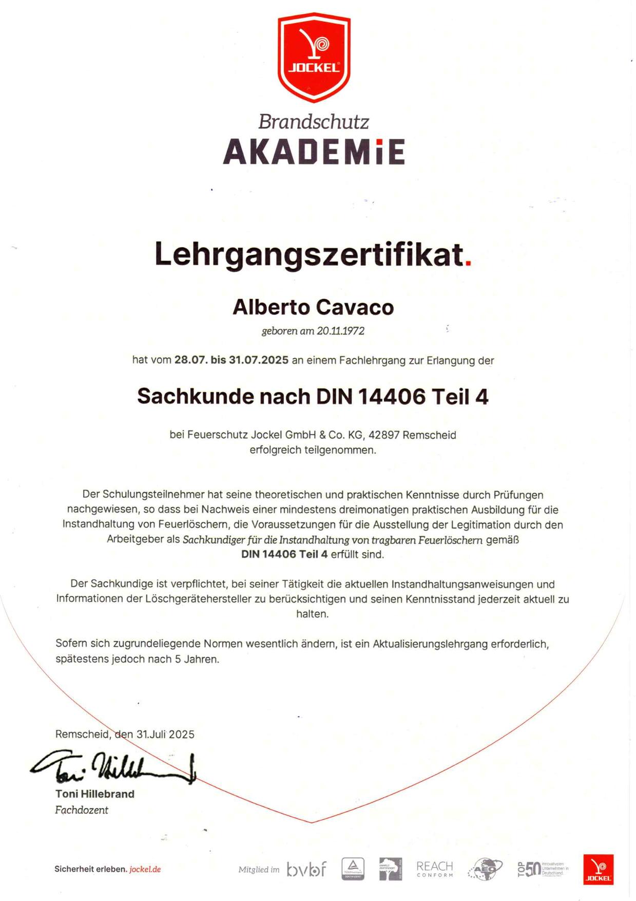 Alberto_Cavaco_-_Sachkundiger_für_die_Instandhaltung_von_tragbaren_Feuerlöschern-1.jpg
